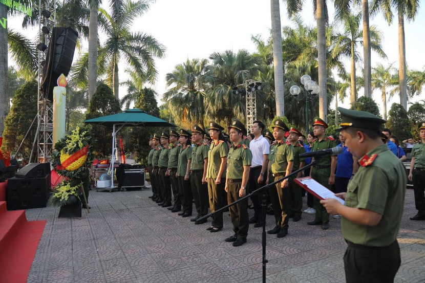 Đoàn công tác báo công tại nghĩa trang liệt sỹ TP. Hà Nội Đoàn công tác báo công tại nghĩa trang liệt sỹ TP. Hà Nội