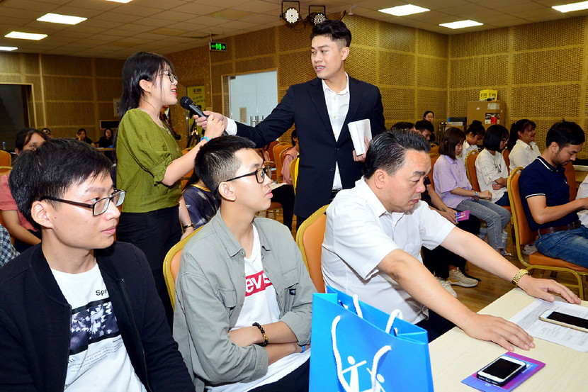 Sinh viên ở đầu cầu HOCMAI TP.HCM trả lời câu hỏi giao lưu Sinh viên ở đầu cầu HOCMAI TP.HCM trả lời câu hỏi giao lưu