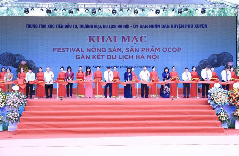 Các đồng chí lãnh đạo, nguyên lãnh đạo thành phố Hà Nội cắt băng khai mạc Festival nông sản, sản phẩm OCOP gắn kết du lịch Hà Nội năm 2022. Các đồng chí lãnh đạo, nguyên lãnh đạo thành phố Hà Nội cắt băng khai mạc Festival nông sản, sản phẩm OCOP gắn kết du lịch Hà Nội năm 2022.