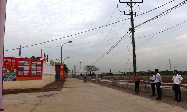 100% hệ thống đường trục xã, liên xã, trục thôn, liên thôn, xóm ở huyện Phú Xuyên đảm bảo đi lại thuận tiện 100% hệ thống đường trục xã, liên xã, trục thôn, liên thôn, xóm ở huyện Phú Xuyên đảm bảo đi lại thuận tiện