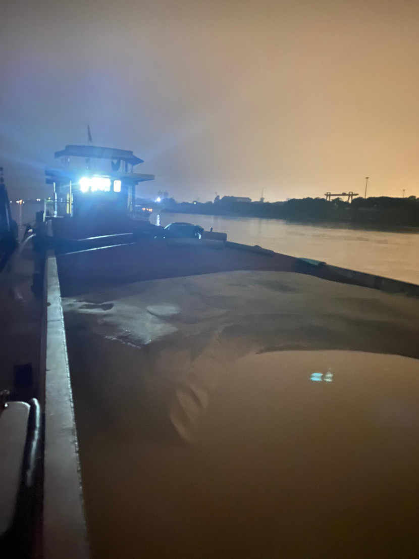 Một phương tiện thủy khai thác cát trái phép bị Công an huyện Gia Lâm phát hiện, xử lý sau nhiều ngày đêm trinh sát