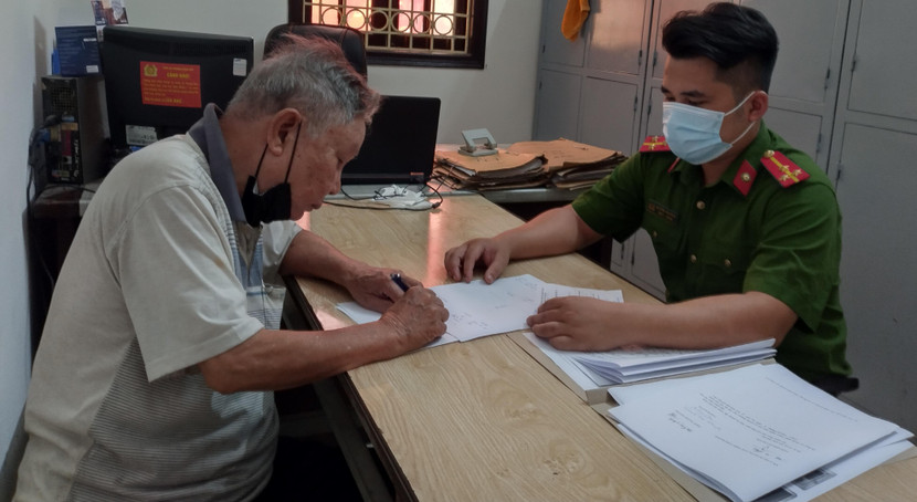 Cựu giảng viên ký biên bản bắt giữ tại cơ quan Công an