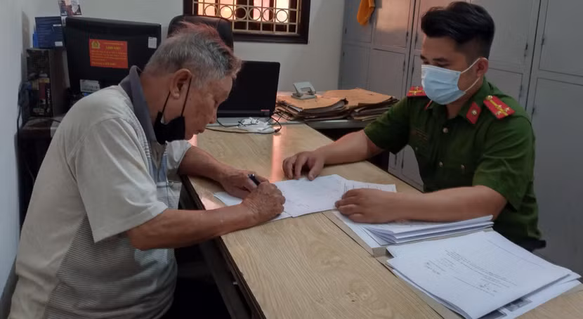 Cựu giảng viên ký biên bản bắt giữ tại cơ quan Công an