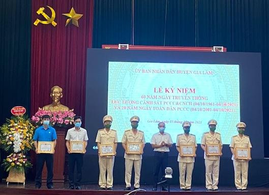 Lãnh đạo Huyện ủy Gia Lâm trao quyết định khen thưởng tặng các tập thể, cá nhân lập thành tích trong công tác PCCC&CNCH Lãnh đạo Huyện ủy Gia Lâm trao quyết định khen thưởng tặng các tập thể, cá nhân lập thành tích trong công tác PCCC&CNCH