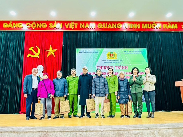 Những món quà nghĩa tình được trao gửi