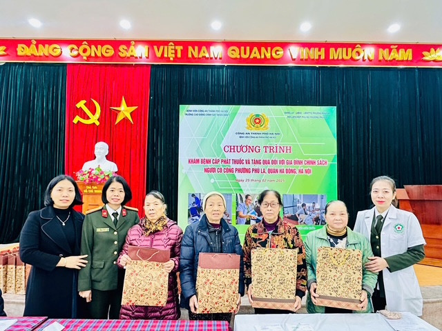 Những món quà nghĩa tình được trao gửi