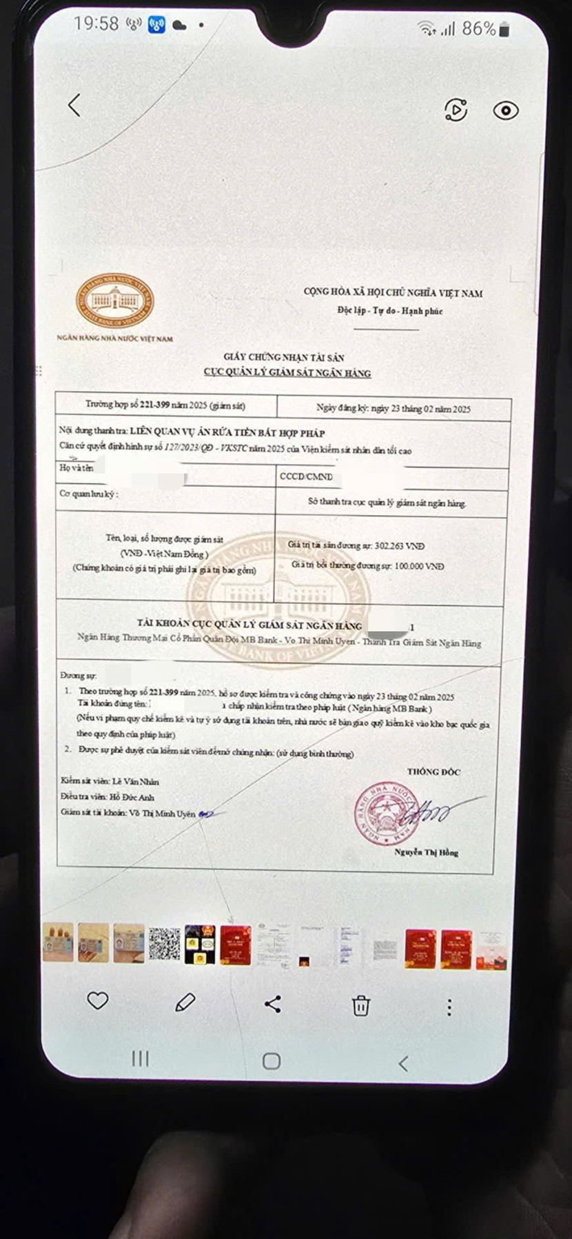 Giấy tờ ngân hàng cũng được các đối tượng "chế" để thực hiện "thao túng" tâm lý bị hại