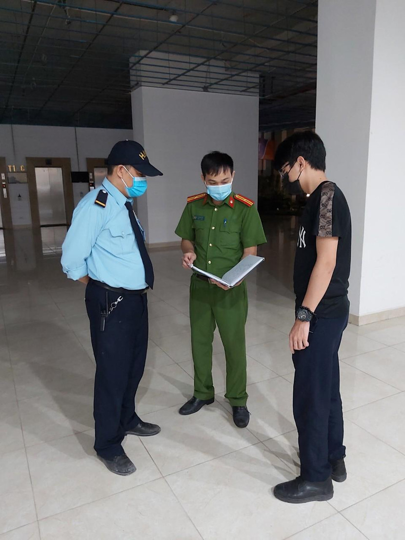 CAP Yết Kiêu trao đổi, cập nhật thông tin với nhân viên bảo vệ khu chung cư Samsora CAP Yết Kiêu trao đổi, cập nhật thông tin với nhân viên bảo vệ khu chung cư Samsora