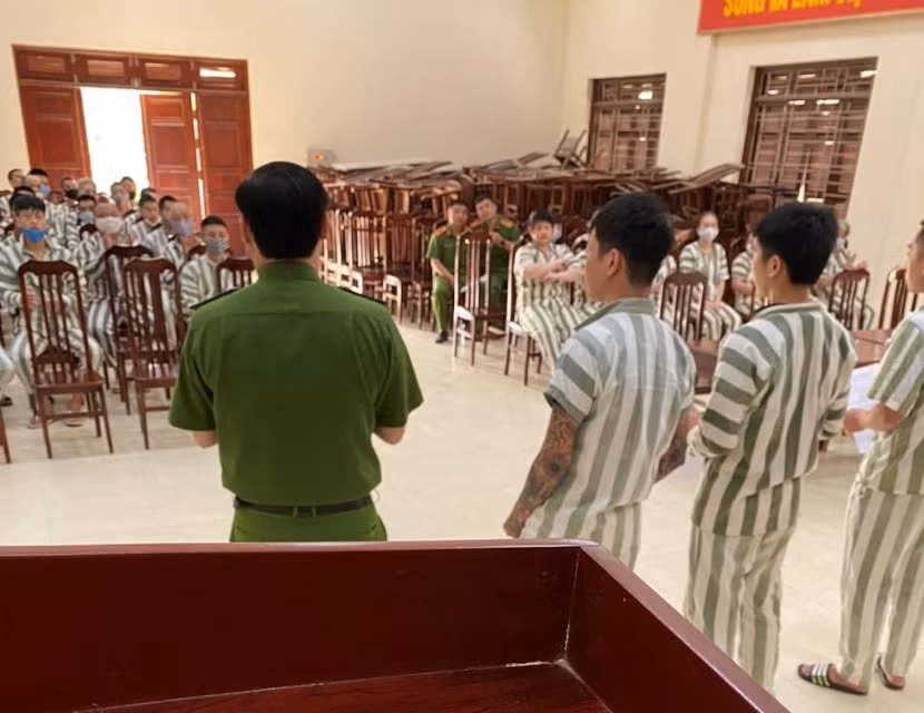 Các phạm nhân được tha tù trước thời hạn có điều kiện tại Trại tạm giam số 2