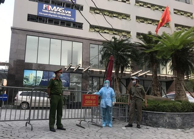 Lực lượng chức năng triển khai phong tỏa khu nhà từ sáng nay (2-5)