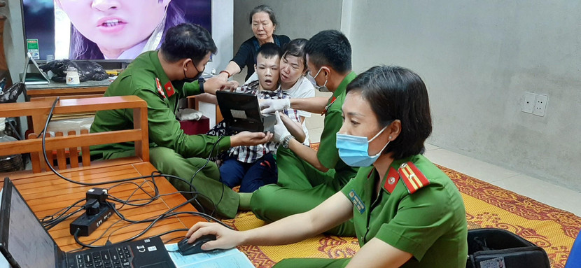 Tận tình phối hợp thao tác lăn tay làm Căn cước Tận tình phối hợp thao tác lăn tay làm Căn cước