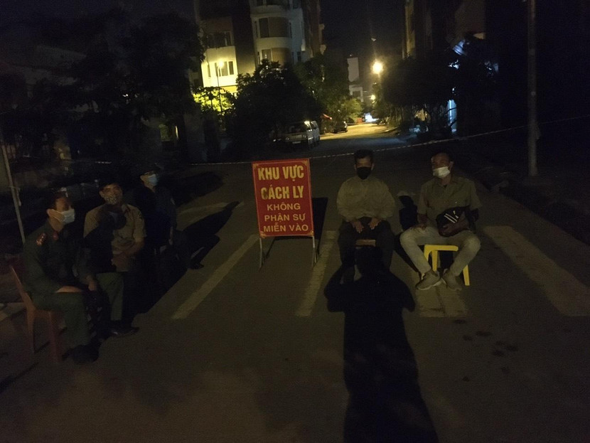 23h ngày thứ Sáu, 7-5, một chốt trực xuyên đêm tại quận Hà Đông; đảm bảo tinh thần "nội bất xuất, ngoại bất nhập"