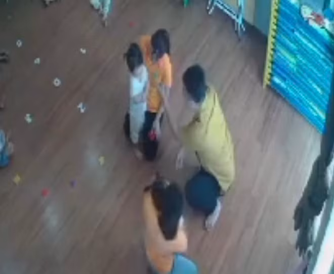 Hình ảnh người đàn ông đang "dạy dỗ" bé gái 2 tuổi được cắt từ clip