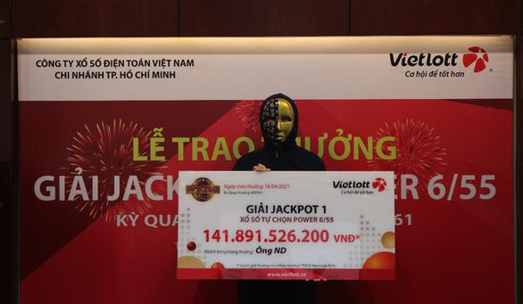 Ông N.D nhận thưởng tại lễ trao giải