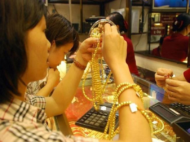 Giá vàng trong nước chỉ nhích tăng nhẹ, trong khi vàng thế giới tăng rất mạnh