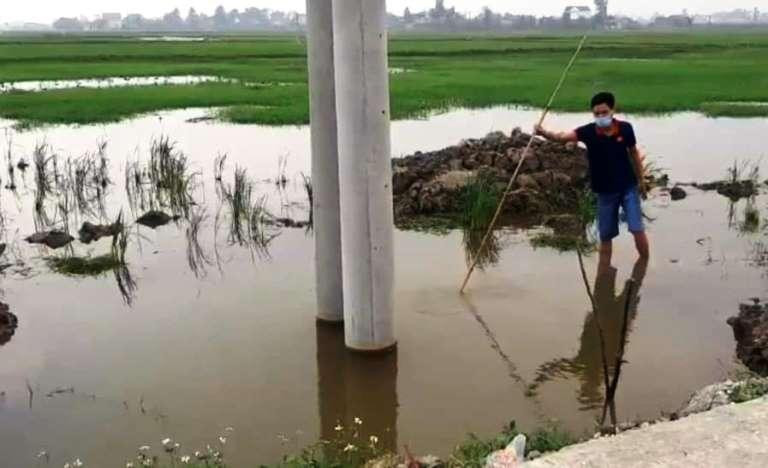 Khu vực này có nhiều hố chôn cột điện đang thi công (đã chôn cột), nhưng chưa lấp đất hoàn trả lại mặt bằng Khu vực này có nhiều hố chôn cột điện đang thi công (đã chôn cột), nhưng chưa lấp đất hoàn trả lại mặt bằng