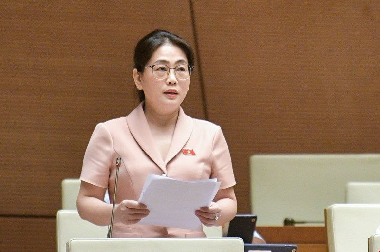 Đại biểu Phan Thị Nguyệt Thu (đoàn Hà Tĩnh) phát biểu