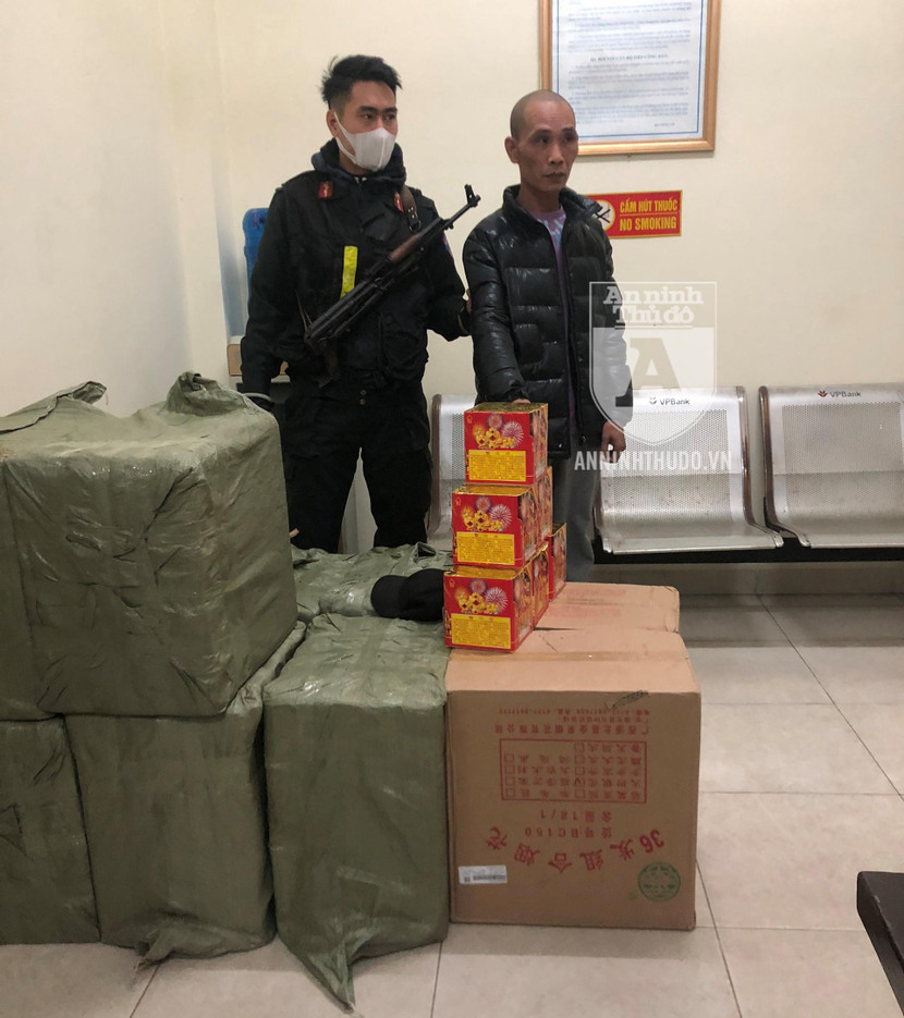 Vận chuyển pháo nổ buổi đêm, đối tượng đã bị Cảnh sát Cơ động phát hiện Vận chuyển pháo nổ buổi đêm, đối tượng đã bị Cảnh sát Cơ động phát hiện