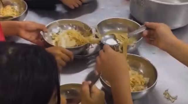 Học sinh ăn cơm chan mì tôm
