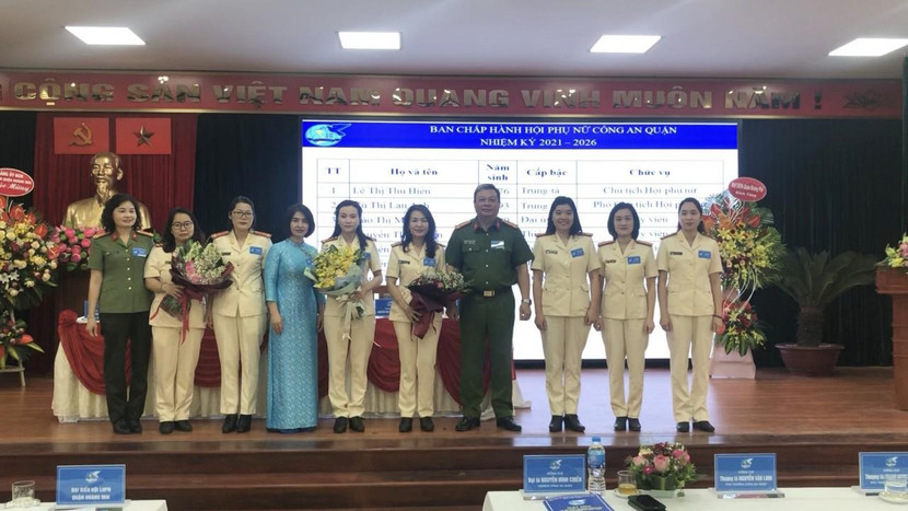 Lãnh đạo Hội Phụ nữ CATP, CAQ Hoàng Mai chúc mừng Ban chấp hành Hội Phụ nữ CAQ, kỳ 2021-2026