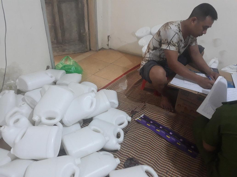 Cá nhân vi phạm đang ký biên bản tại hiện trường