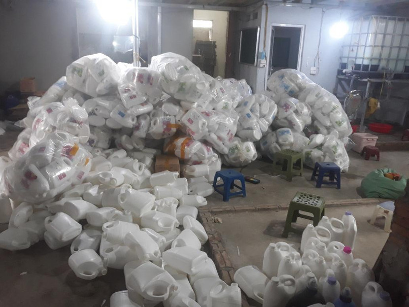 Số lượng lớn vật tư, nguyên liệu phục vụ sản xuất nước giặt...giả