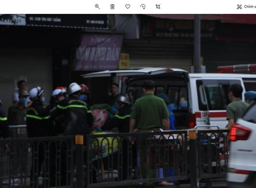 Lực lượng chức năng đưa thi thể nạn nhân ra ngoài