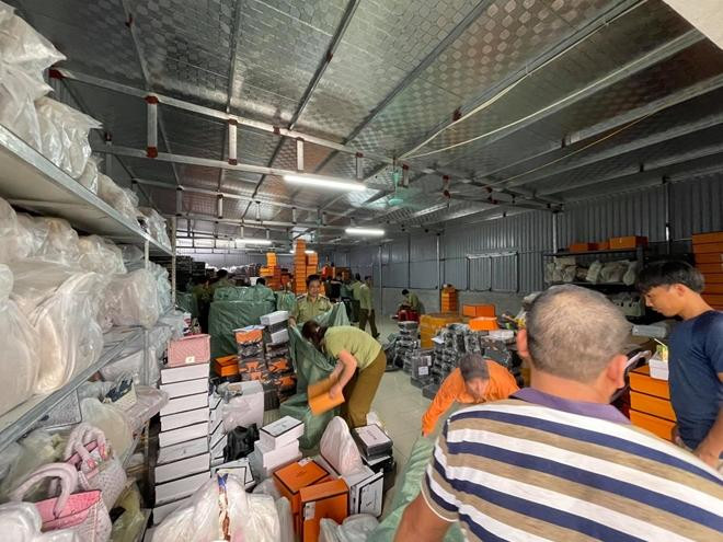 Một "tổng kho" hàng nghi vấn nhập lẩu, giả - nhái thương hiệu nổi tiếng bị phát hiện