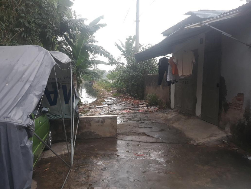 Nằm giáp cánh đồng