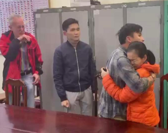 Giây phút đoàn tụ đầy xúc động