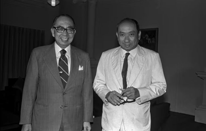 Phó Thủ tướng Malaysia Tun Abdul Razak và Bộ trưởng Tài chính Singapore Goh Keng Swee năm 1965 Phó Thủ tướng Malaysia Tun Abdul Razak và Bộ trưởng Tài chính Singapore Goh Keng Swee năm 1965