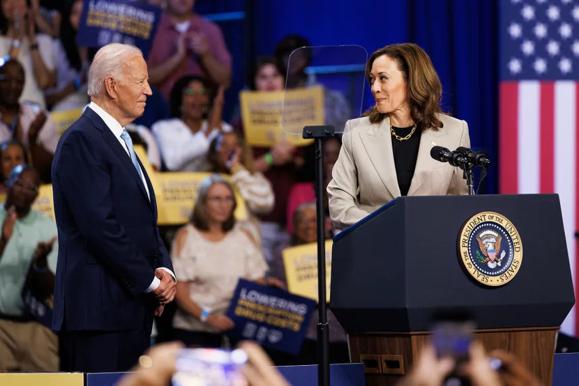 Ông Joe Biden và bà Kamala Harris trong một sự kiện ở Maryland vào ngày 15-8-2024, khi ông Biden đã kết thúc chiến dịch tái tranh cử và quay sang ủng hộ “phó tướng” của mình