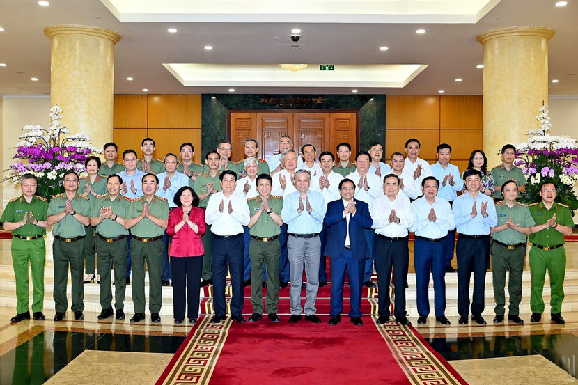 Tổng Bí thư Tô Lâm và các đồng chí lãnh đạo Đảng, Nhà nước với Ban Thường vụ Đảng ủy Công an Trung ương tại cuộc làm việc của Bộ Chính trị với Ban Thường vụ Đảng ủy Công an Trung ương, ngày 8-9-2025