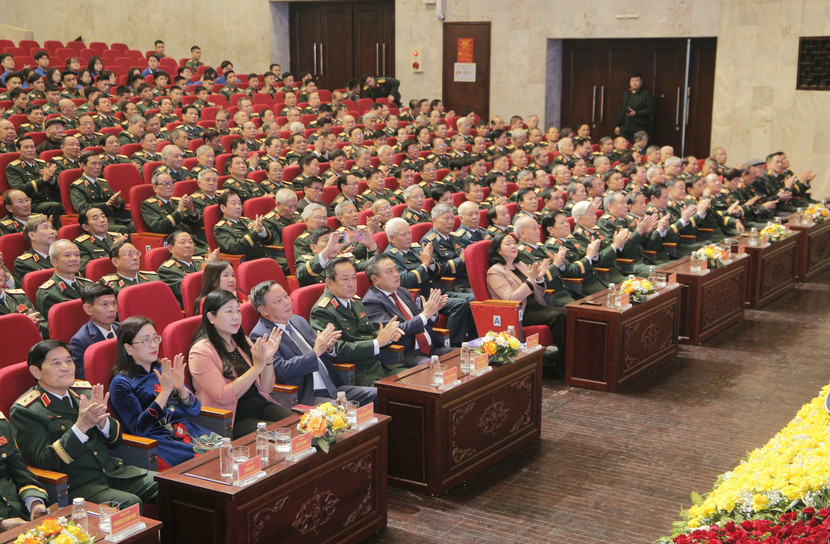 Các đại biểu cán bộ cấp tướng quân đội đã nghỉ hưu, nghỉ công tác trên địa bàn Hà Nội tham dự buổi gặp mặt