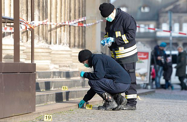 Cảnh sát điều tra tại hiện trường vụ trộm