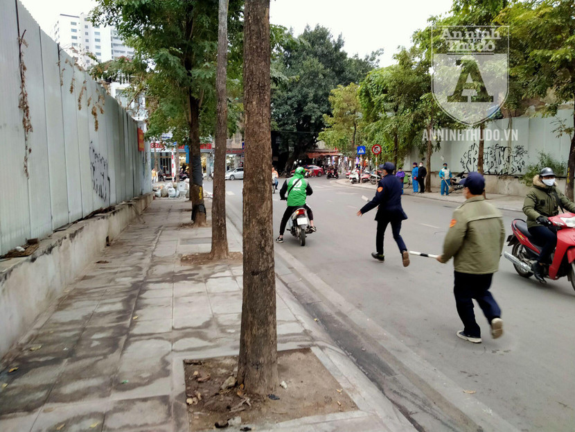 Bị phát hiện, nam thanh niên tìm cách lên xe, định bỏ chạy Bị phát hiện, nam thanh niên tìm cách lên xe, định bỏ chạy