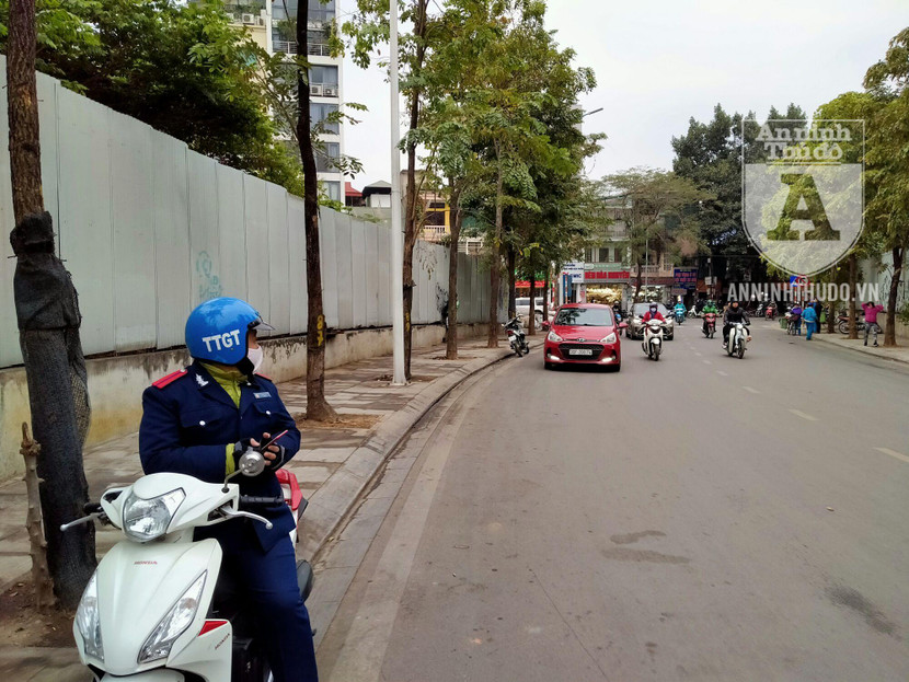 Khi lực lượng chức năng đang triển khai, một nam thanh niên làm nghề 'lái xe ôm công nghệ' đã phóng uế ngay đầu phố Khi lực lượng chức năng đang triển khai, một nam thanh niên làm nghề 'lái xe ôm công nghệ' đã phóng uế ngay đầu phố