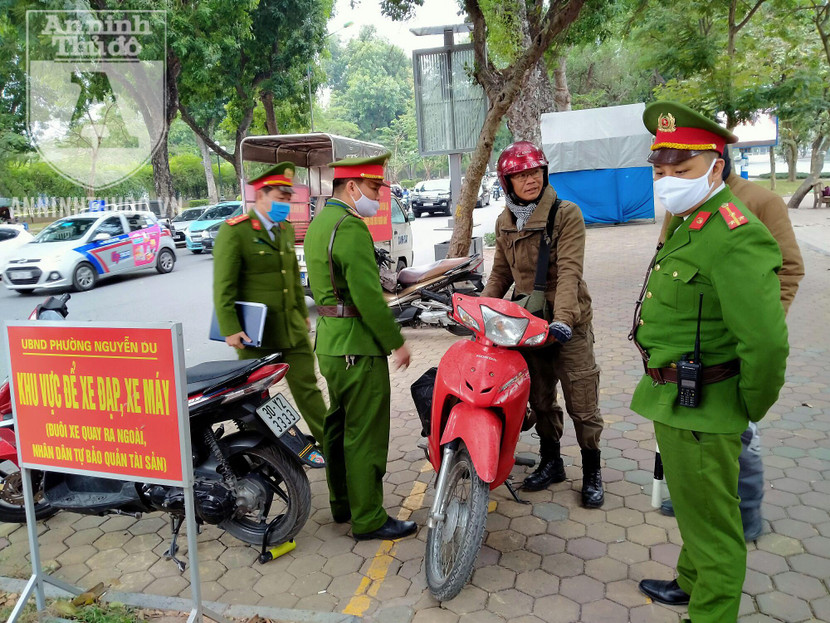 Một người đièu khiển xe máy trên vỉa hè đã bị nhắc nhở Một người đièu khiển xe máy trên vỉa hè đã bị nhắc nhở