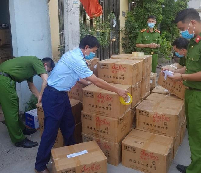 Cảnh sát môi trường CATP Hà Nội phối hợp với Quản lý thị trường thành phố phát hiện, bắt giữ hàng hóa nhập lậu trong mùa dịch Covid-19 bùng phát