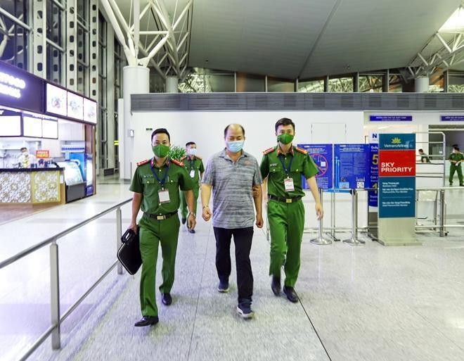 Trong "mùa" dịch Covid, Công an quận Hà Đông phát hiện, bắt giữ và phối hợp bàn giao đối tượng người Hàn Quốc trốn truy nã
