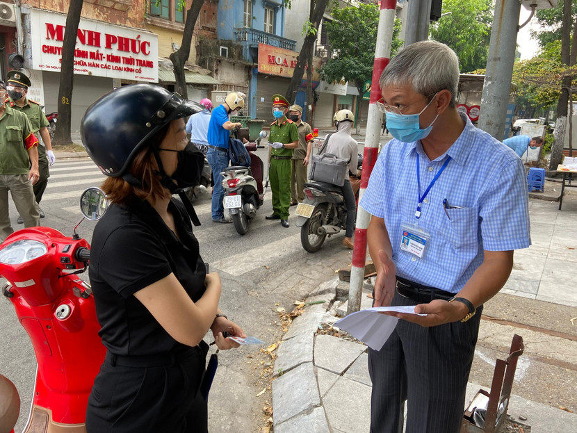Ông Nghiêm Hải Thịnh - Phó Chủ tịch UBND phường Nguyễn Du giải thích quy định giãn cách xã hội với người dân Ông Nghiêm Hải Thịnh - Phó Chủ tịch UBND phường Nguyễn Du giải thích quy định giãn cách xã hội với người dân