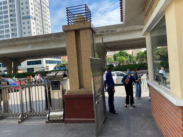 Bà Bùi Thị Kim Khuê – Chủ tịch UBND phường Đại Kim trao đổi với cán bộ của Viện Kiểm định quốc gia vắc xin và sinh phẩm y tế