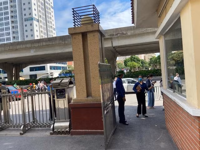 Bà Bùi Thị Kim Khuê – Chủ tịch UBND phường Đại Kim trao đổi với cán bộ của Viện Kiểm định quốc gia vắc xin và sinh phẩm y tế