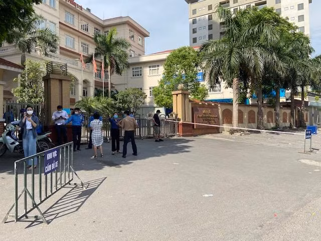 Phân luồng, "sàng lọc" người ra vào Viện Kiểm định quốc gia vắc xin và sinh phẩm y tế (ảnh chụp chiêu 21-7)