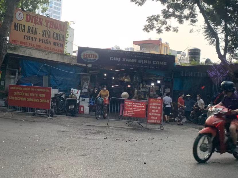 Chợ Xanh Định Công, nơi đảm bảo cung cấp dồi dào thực phẩm cho người dân trong "mùa" dịch Chợ Xanh Định Công, nơi đảm bảo cung cấp dồi dào thực phẩm cho người dân trong "mùa" dịch