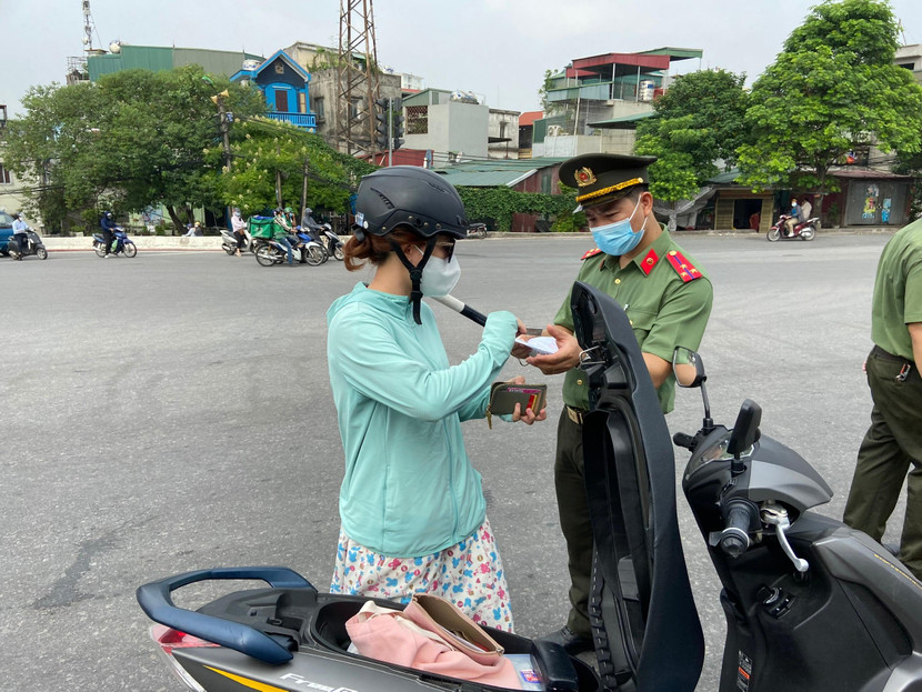 Cán bộ đội nghiệp vụ Công an quận Hai Bà Trưng tăng cường chốt kiểm soát Cán bộ đội nghiệp vụ Công an quận Hai Bà Trưng tăng cường chốt kiểm soát