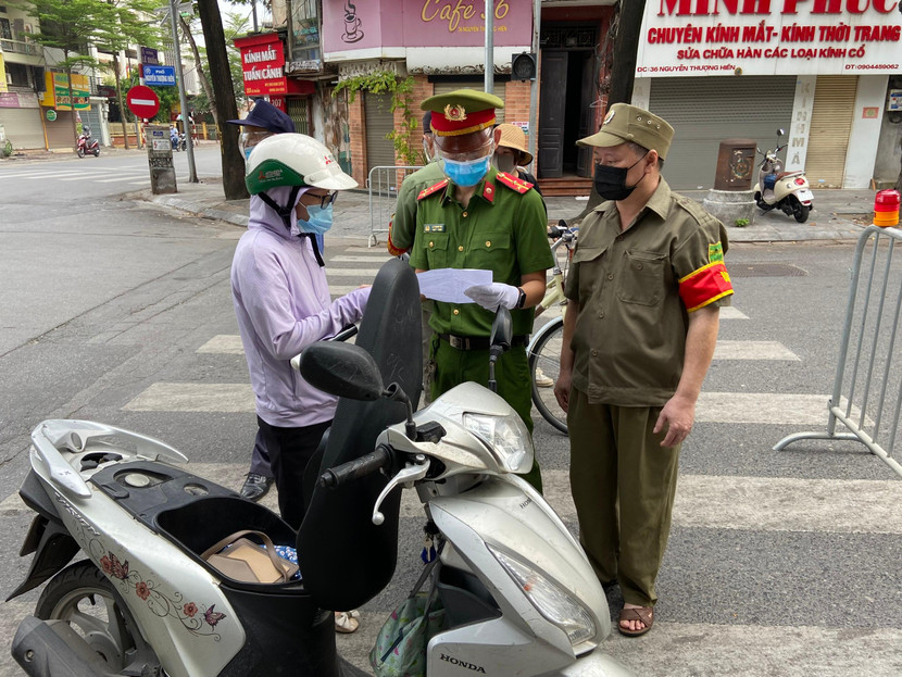 Đội viên bảo vệ dân phố - dân phòng hỗ trợ tích cực trong công tác kiểm tra công dân việc chấp hành Chỉ thị số 17 cùa Chủ tịch UBND thành phố Hà Nội Đội viên bảo vệ dân phố - dân phòng hỗ trợ tích cực trong công tác kiểm tra công dân việc chấp hành Chỉ thị số 17 cùa Chủ tịch UBND thành phố Hà Nội