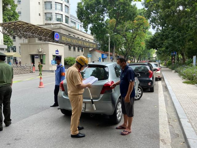 Kiểm tra giấy tờ và lý do ra đường của người điểu khiển ô tô Nhân viên y tế phường Bạch Đằng đối chiếu thông tin công dân Kiểm tra giấy tờ và lý do ra đường của người điểu khiển ô tô Nhân viên y tế phường Bạch Đằng đối chiếu thông tin công dân