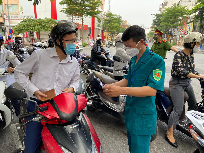 Lực lượng chức năng được tập huấn thuần thục các kỹ năng kiểm tra, hướng dẫn, giải đáp công dân mọi quy định về giãn cách xã hội Lực lượng chức năng được tập huấn thuần thục các kỹ năng kiểm tra, hướng dẫn, giải đáp công dân mọi quy định về giãn cách xã hội