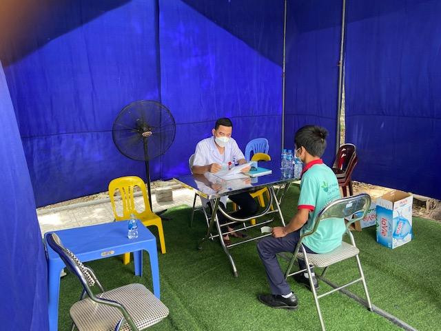 Nhân viên y tế phường Bạch Đằng đối chiếu thông tin công dân Nhân viên y tế phường Bạch Đằng đối chiếu thông tin công dân